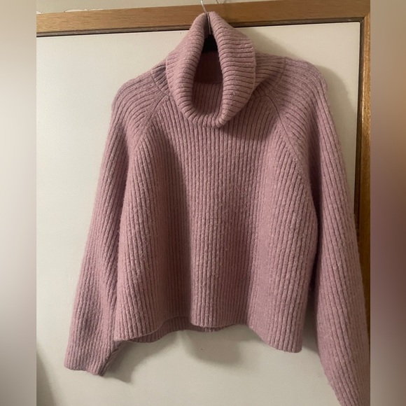 Old Navy (XLg) Soft Pink Feminine Cozy Cropped Turtleneck Knit Top - Picture 5 of 9